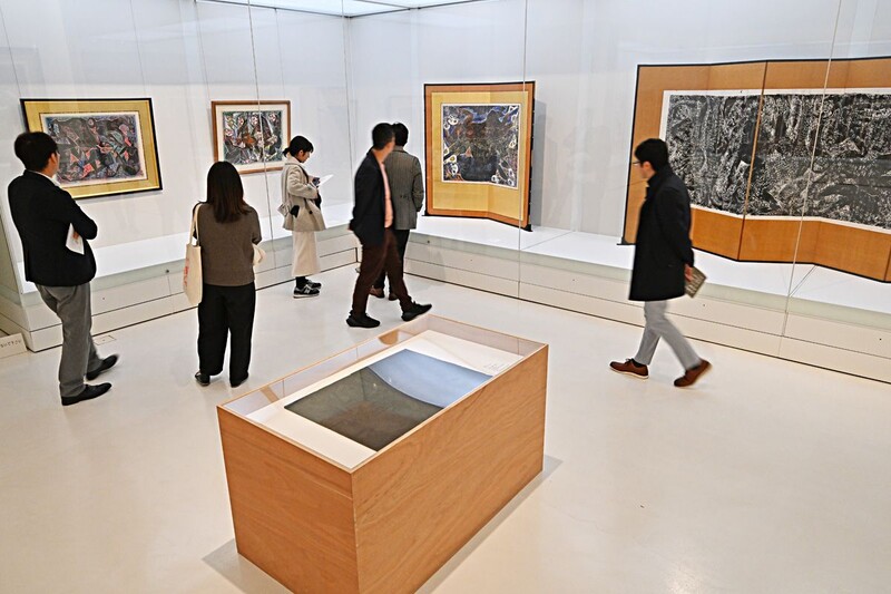 板木はみ出す創作意欲／県美・棟方志功展示室｜なびたび北東北